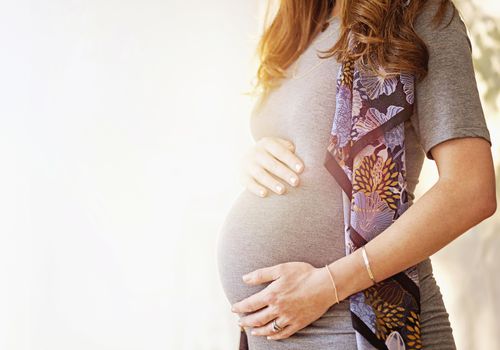 孕妇把手放在肚子上