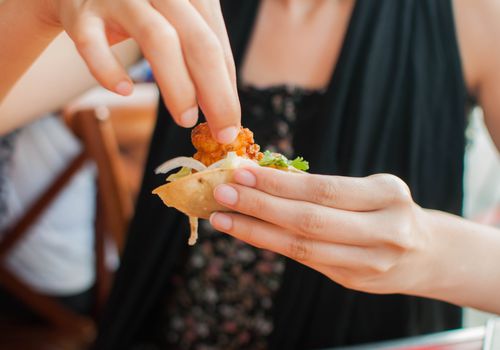 女子处理辛辣食物