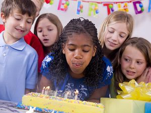 孩子们吹灭生日蛋糕上的蜡烛