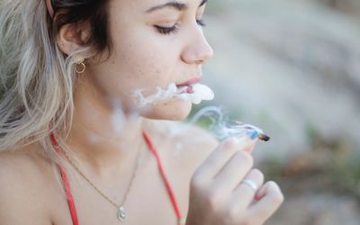 女人抽大麻