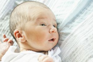 婴儿宝宝在毯子上