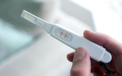 拿着验孕棒的妇女华体会体育官方人口
