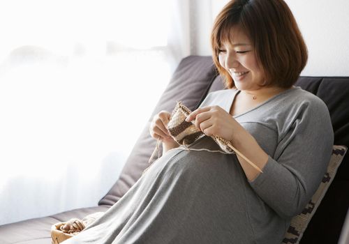 一个孕妇在家里的化妆品