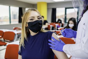 一个小女孩正在从护士那里注射疫苗