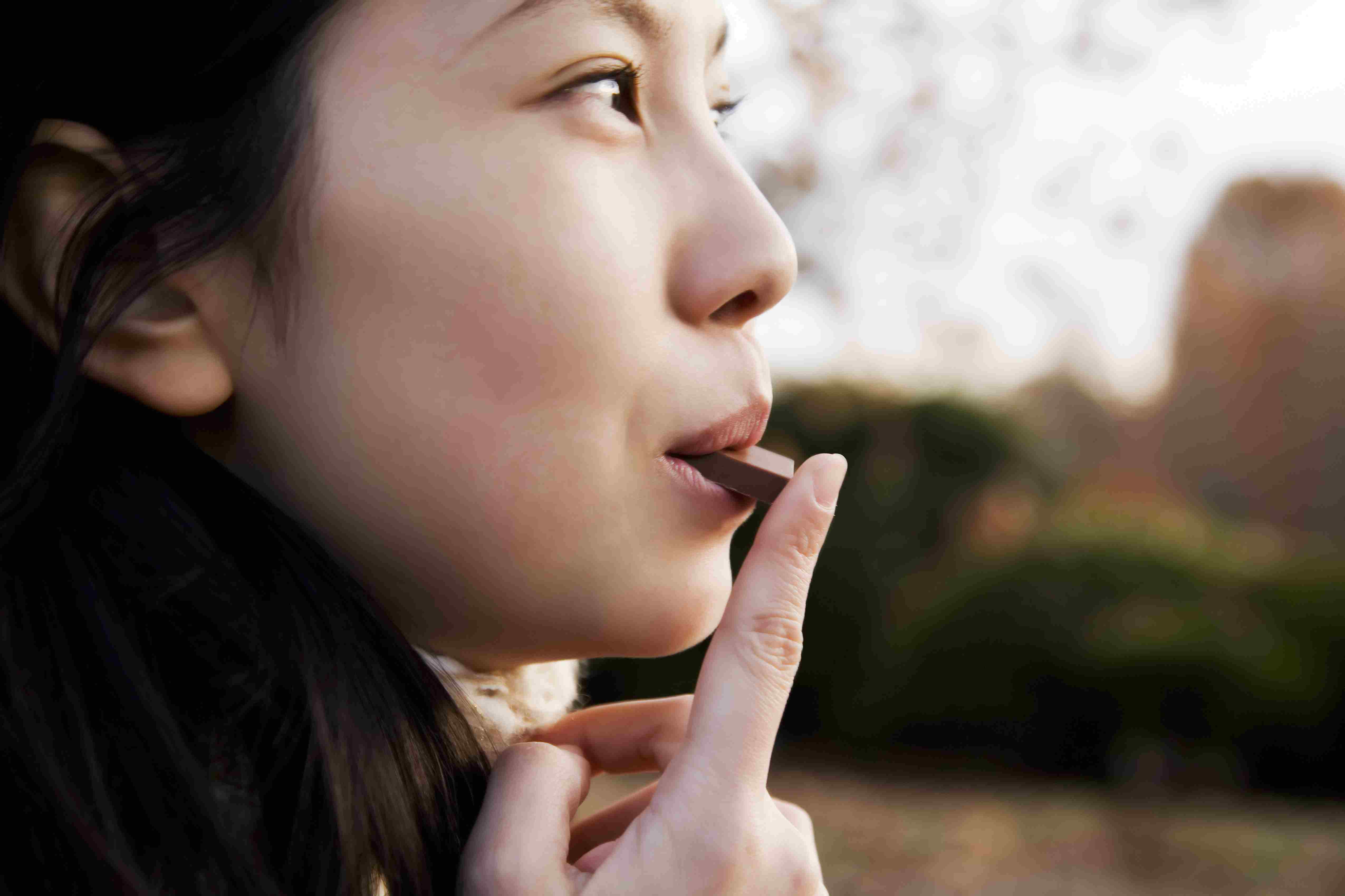 年轻女子正在吃巧克力。