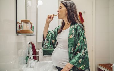 正在刷牙的孕妇