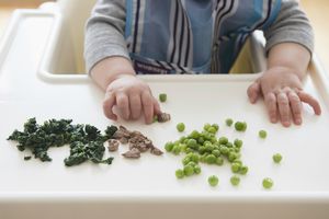 孩子吃食物
