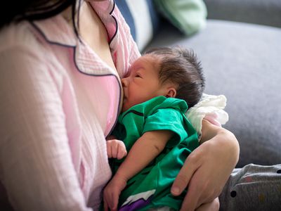 母乳喂养parent nurses their infant