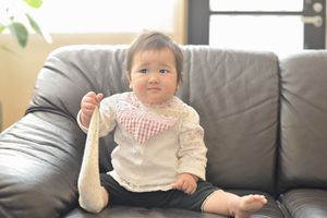 宝贝把袜子放在