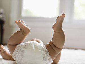 混血儿女婴躺在地板上