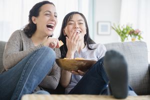 女人们在观看喜剧的两周时间里一起等待，用分心的方法来应对
