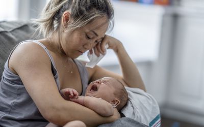 女人抱着哭baby