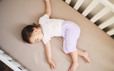 幼童睡在床垫上
