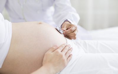 医生在孕妇的浴室里