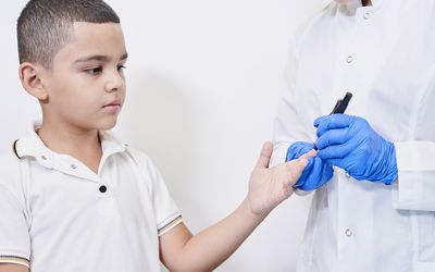 护士在给小男孩做糖尿病检查。