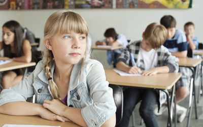 学生们在课堂上学习：皮特·巴斯和一个自由的人的投资