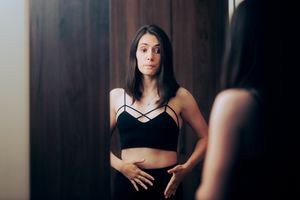 照镜子的女人摸着肚子