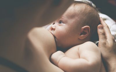母亲母乳喂养婴儿