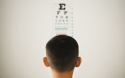 一个孩子盯着视力测试。