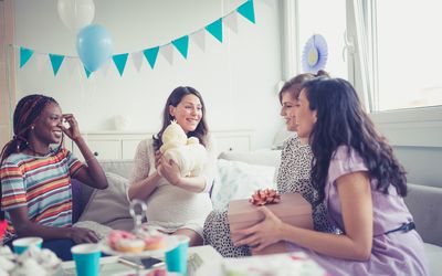 四名妇女在婴儿送礼会上庆祝