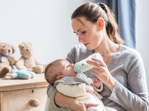 女人的孩子们吃了水