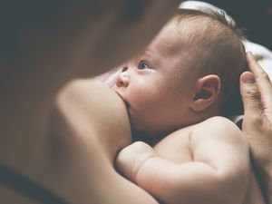 母亲母乳喂养婴儿