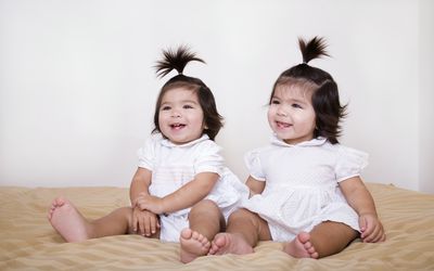 同卵双胞胎女婴