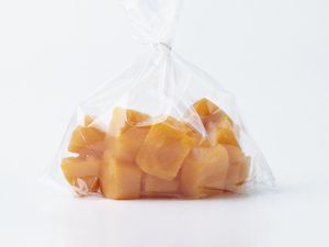 用透明塑料冷冻袋装速冻胡萝卜泥块