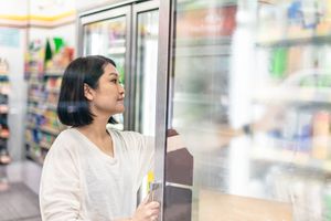 在超市里买女人的饮料