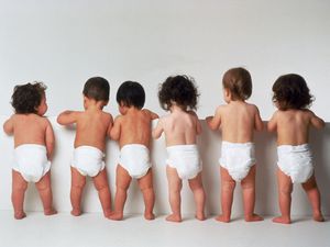 幼儿在尿布