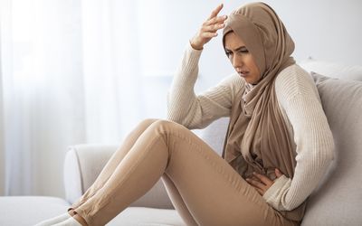 作为异位妊娠症状的妇女经历急性腹痛华体会体育官方人口