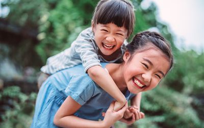 她女儿在她的小妹妹身边，就在他的怀里