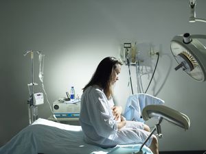 孕妇坐在医院的妊娠床上华体会体育官方人口