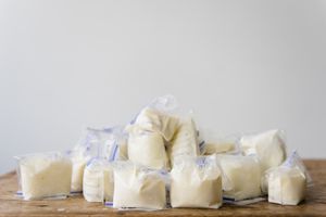 桌上有几袋冷冻母乳
