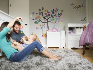 成人和婴儿的玩具和婴儿的孩子在一起