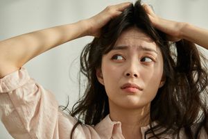 女人挠头