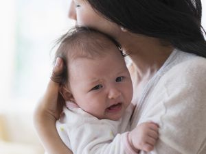 母亲安慰哭泣的婴儿