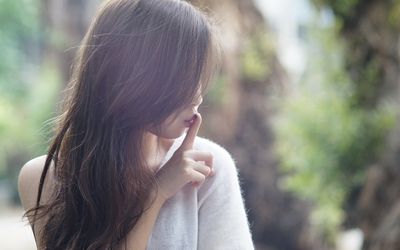 女人拿着手指对着她的嘴嘘，沉默着不孕和流产