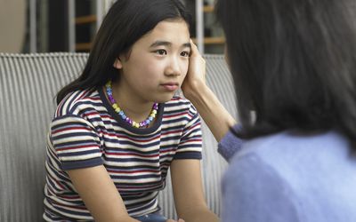 母亲安慰女儿
