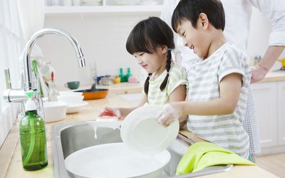 孩子们洗碗