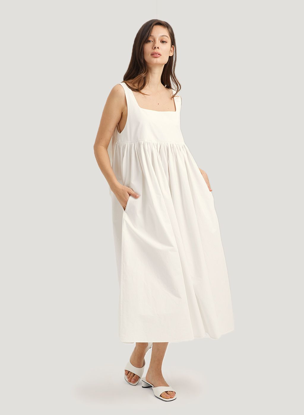 午睡休闲服(Nap Loungewear)的兔子裙有方形的领口，粗肩带和帝国式的腰部。这件中长裙的后面有口袋和兔耳领带。