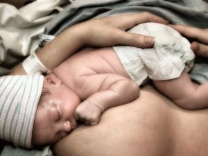 新生儿，首次母乳喂养，生物培育，自然护理位