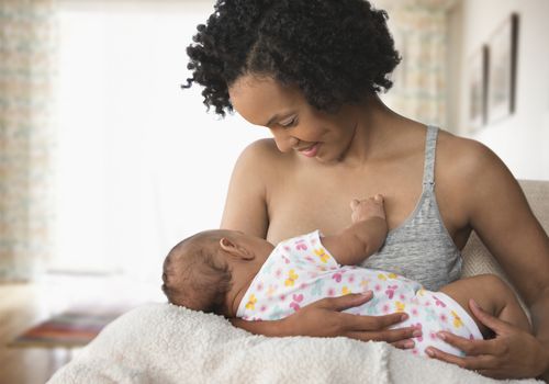 正在哺乳的妈妈需要更多的水。