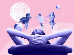 图示一位家长在观看孩子们玩耍