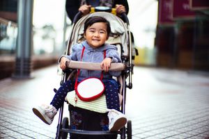 孩子笑着笑着亲吻