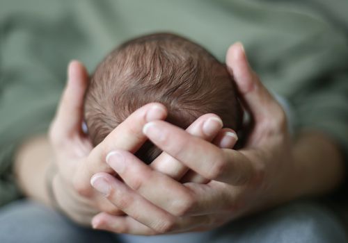 把婴儿的头压下来