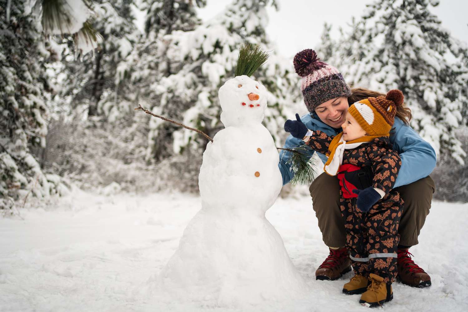 妈妈和孩子堆雪人