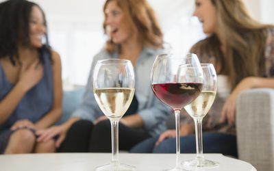 背景是女人的酒杯