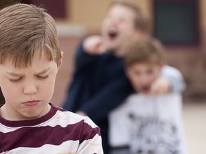 两个男孩欺负另一个男孩
