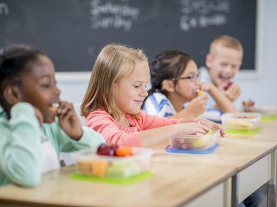 学生在学校吃零食-存货照片